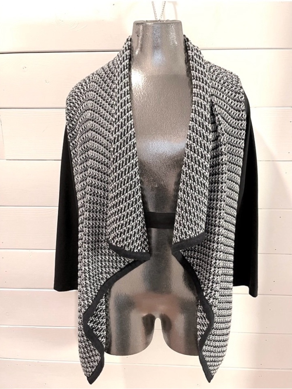 RW&CO – Textured Knit Drape-Front Top – Size M